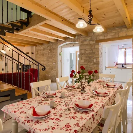 Taki With Private Pool Near Rovinj 칸파나르